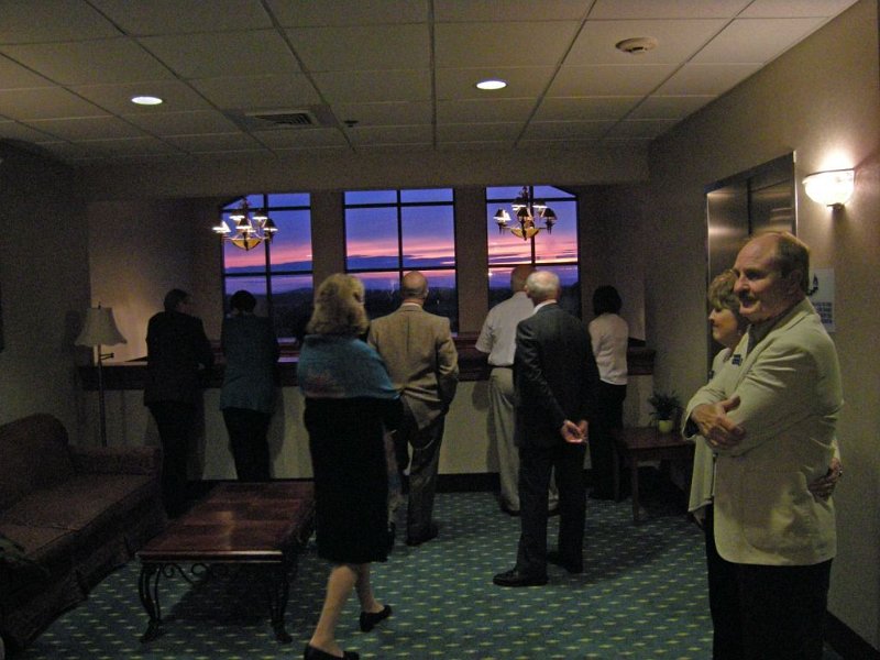 Image 023.jpg - Lots of sunset observers - Bob Robb photo